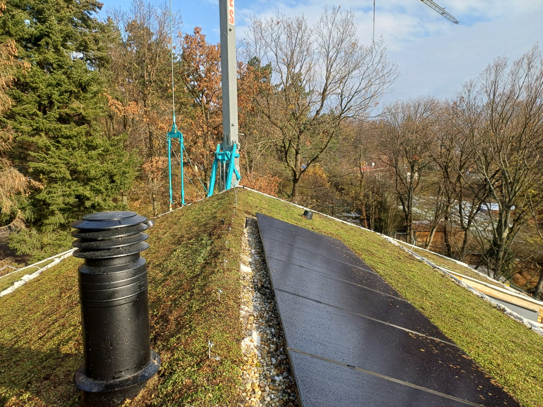 Realizačné práce na šikmej zelenej streche